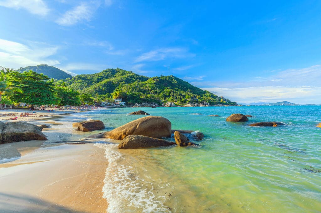 Strand, zee en bergen van Koh Samui in Thailand